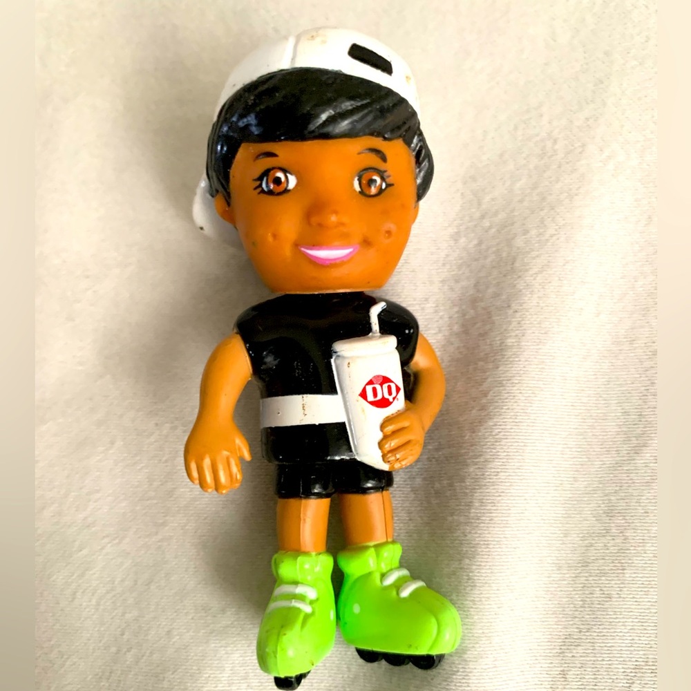 Vintage 1993 Dairy Queen Figurine Restaurant Logo 3” Rollerblader With DQ Cup